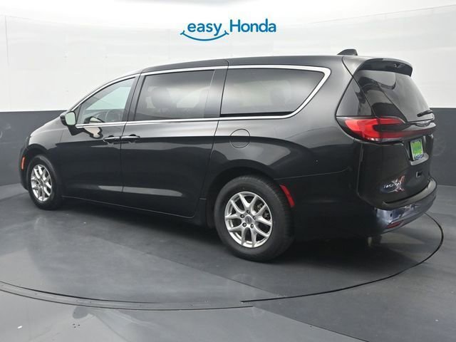 Used 2023 Chrysler Pacifica Touring-L FWD image 5