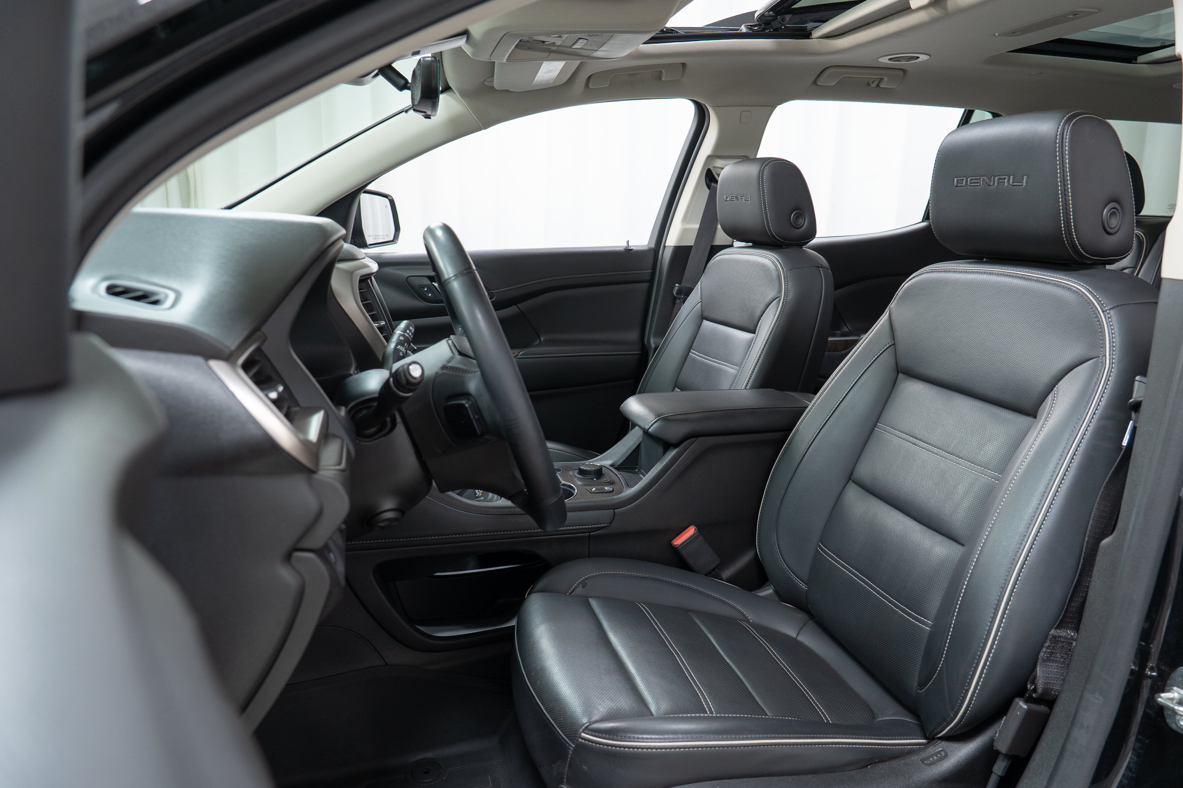 Used 2023 GMC Acadia Denali w/ Denali Ultimate Package FWD image 13
