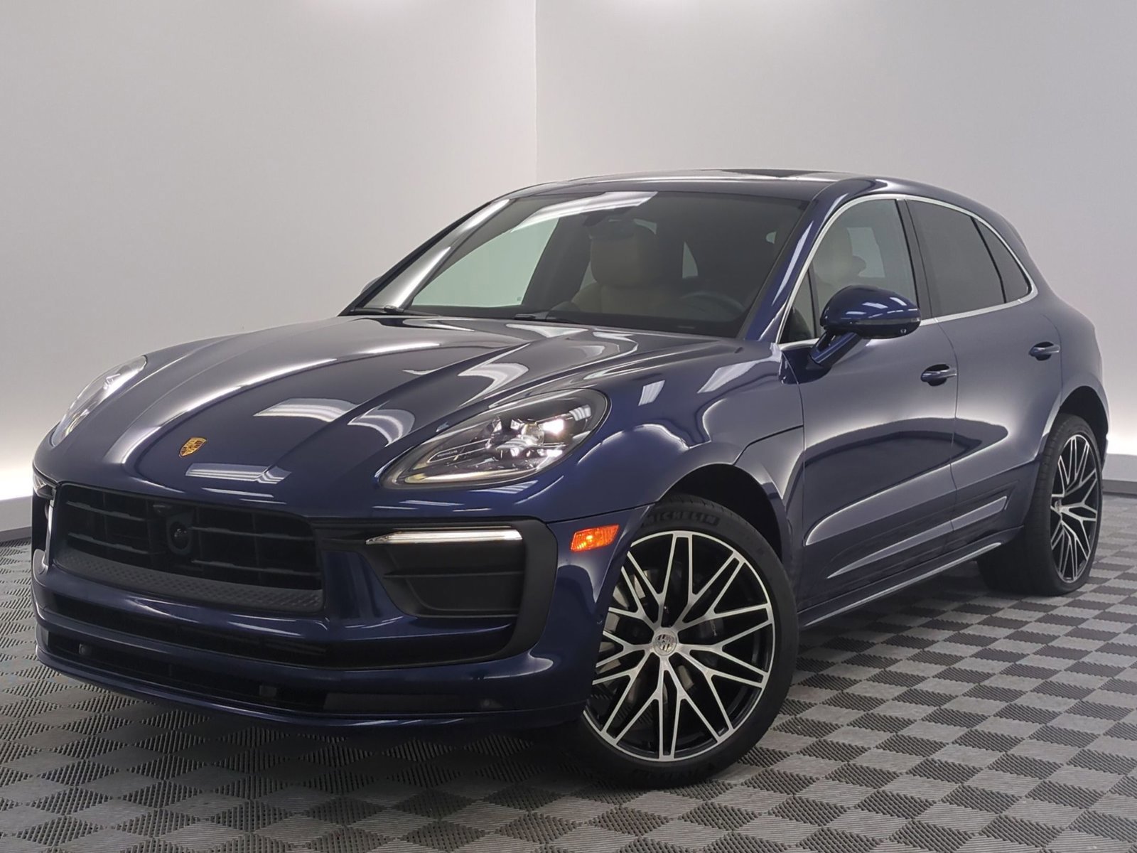 Certified 2023 Porsche Macan image 1