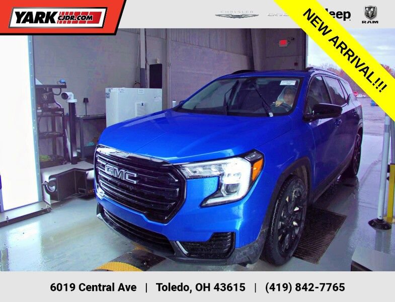 Used 2024 GMC Terrain SLE w/ Driver Convenience Package image 1