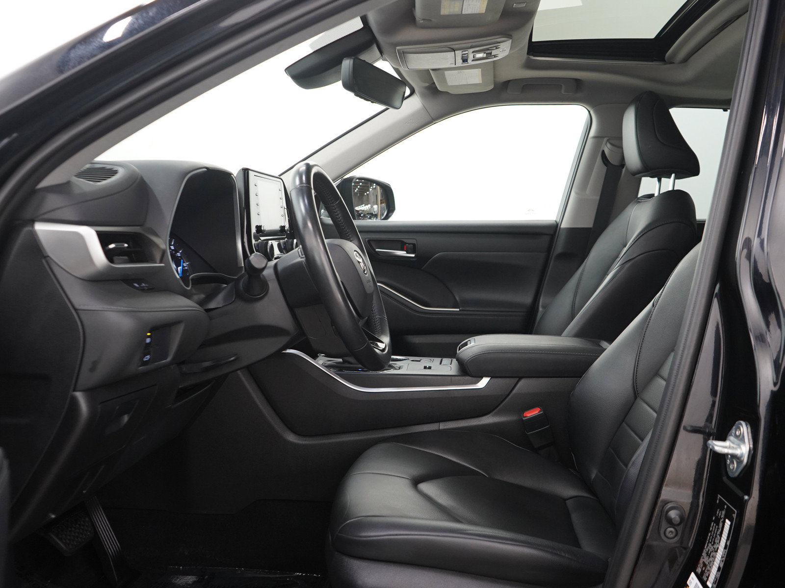 Used 2020 Toyota Highlander XLE AWD/4WD image 24