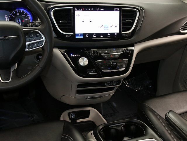 Used 2024 Chrysler Pacifica Touring-L image 15