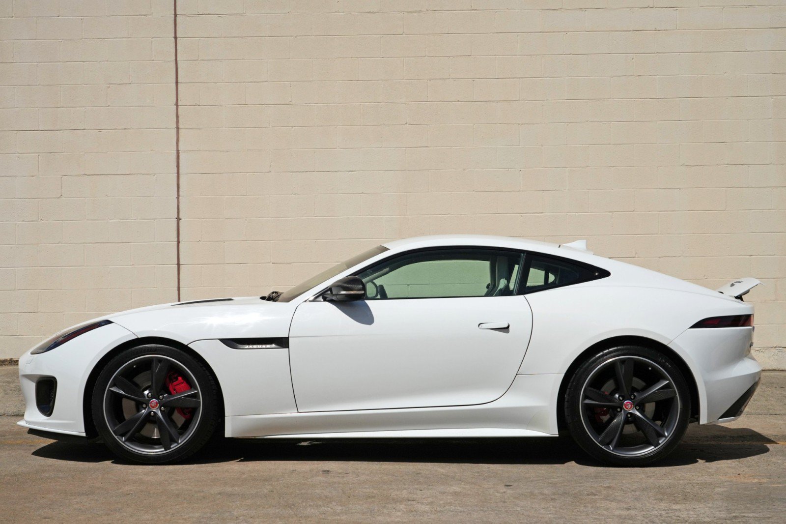 Used 2019 Jaguar F-TYPE R-Dynamic RWD image 10