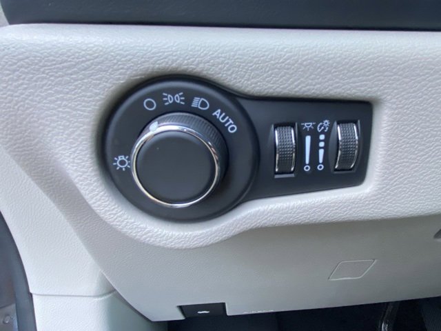 Used 2023 Chrysler Voyager LX image 13