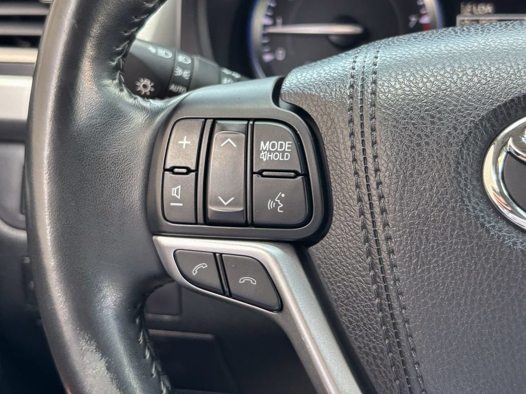 Used 2017 Toyota Highlander Limited AWD/4WD image 32