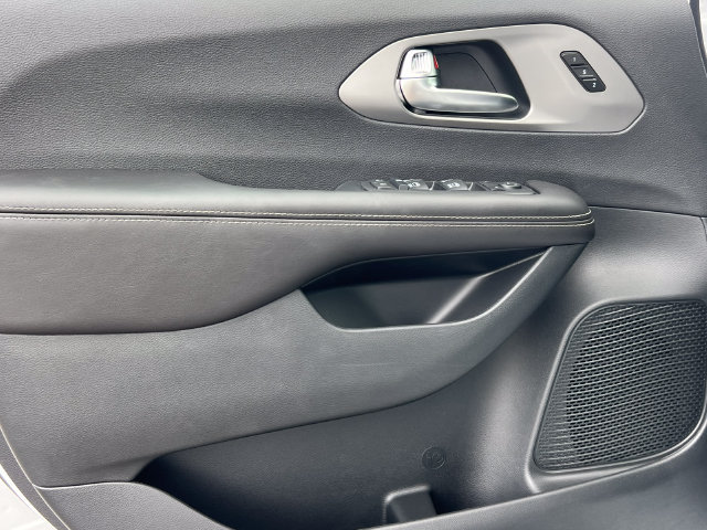 New 2027 Chrysler Pacifica Select FWD image 13