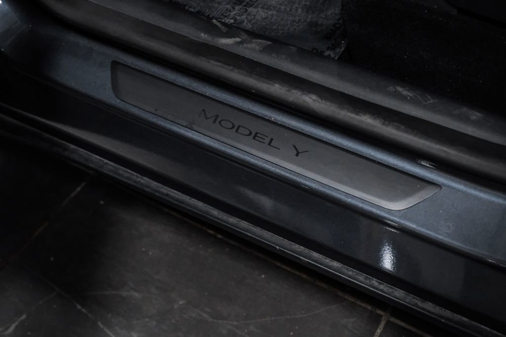 Used 2023 Tesla Model Y Long Range AWD/4WD image 32