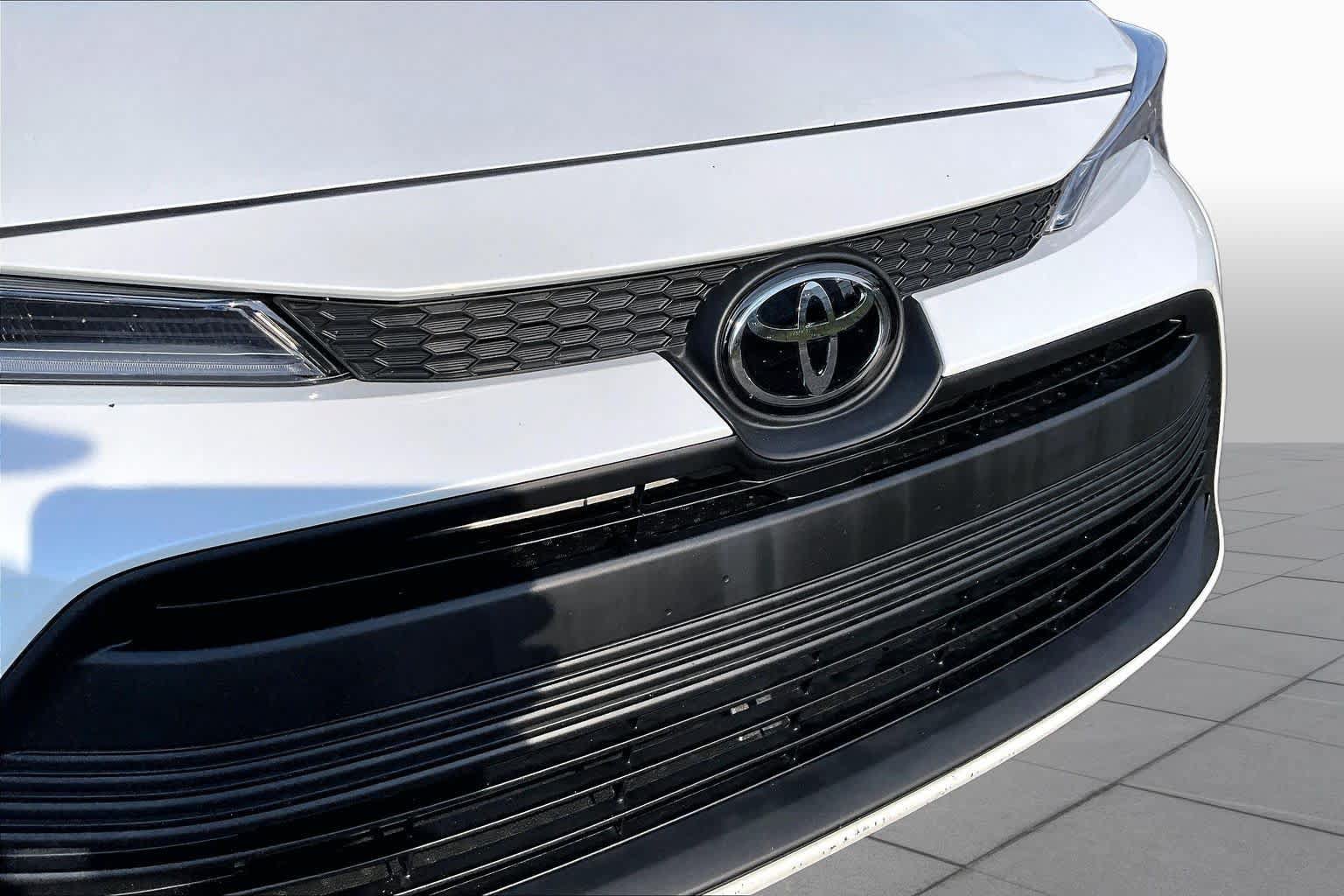Used 2025 Toyota Corolla LE FWD image 30