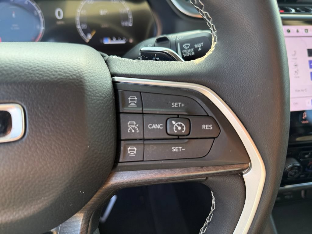 Used 2023 Jeep Grand Cherokee Limited w/ Luxury Tech Group II AWD/4WD image 17