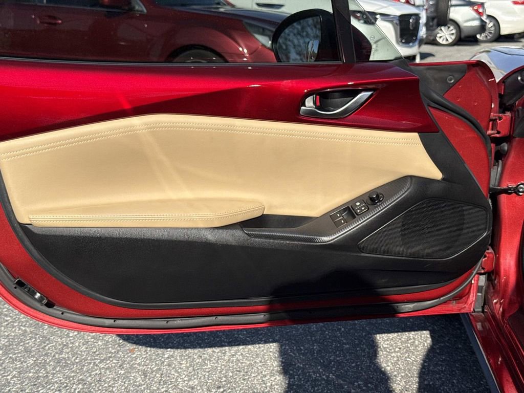 Used 2019 MAZDA MX-5 Miata RF Grand Touring image 13
