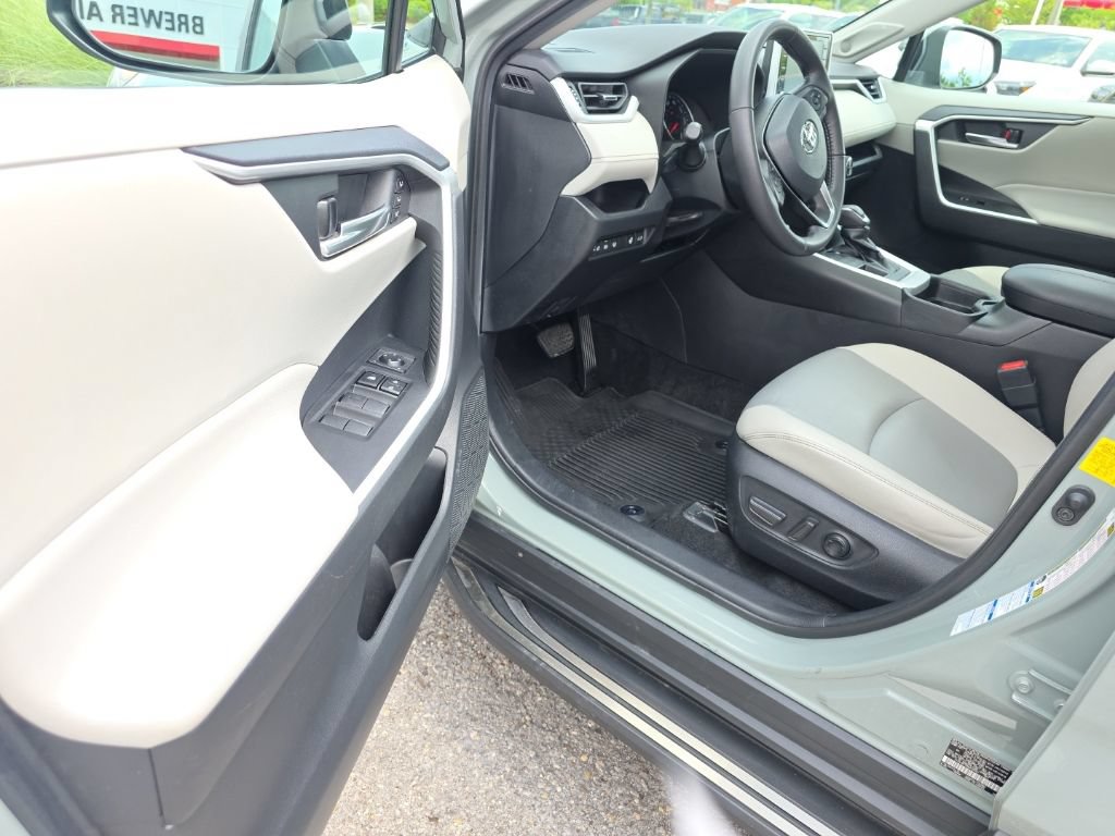 Certified 2021 Toyota RAV4 XLE Premium AWD/4WD image 11