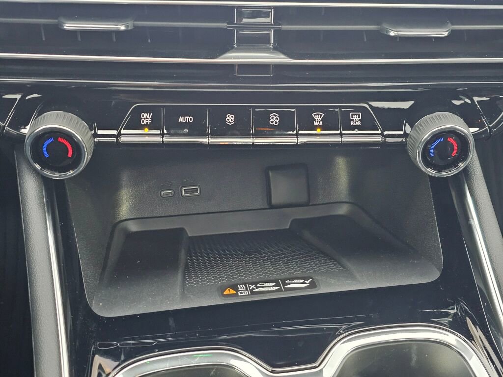 New 2026 Chevrolet Traverse Z71 w/ LPO, Floor Liner Package image 16