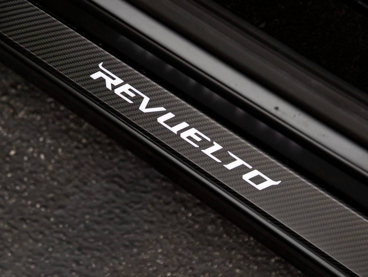 Used 2025 Lamborghini Revuelto image 11