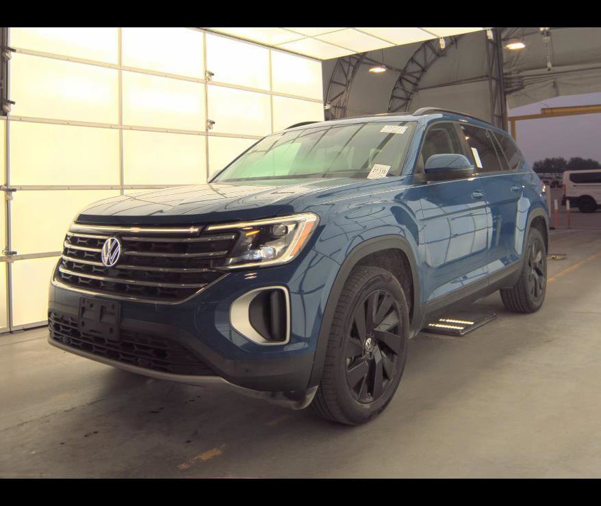 Used 2025 Volkswagen Atlas SE FWD image 2