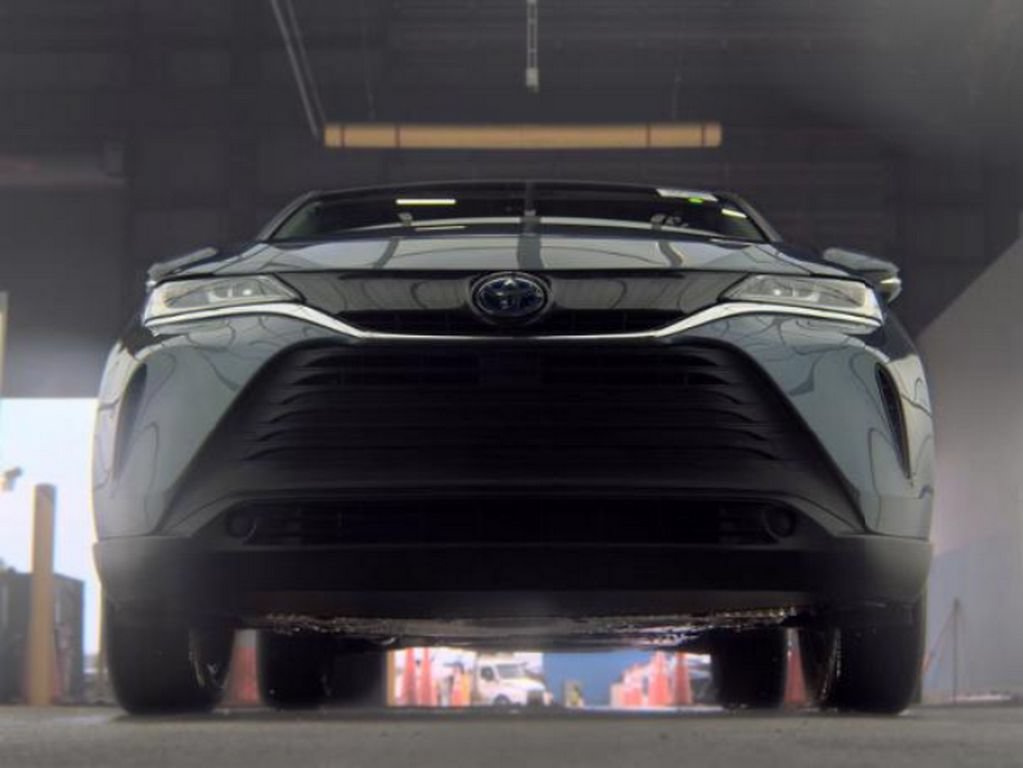 Used 2023 Toyota Venza LE AWD/4WD image 3