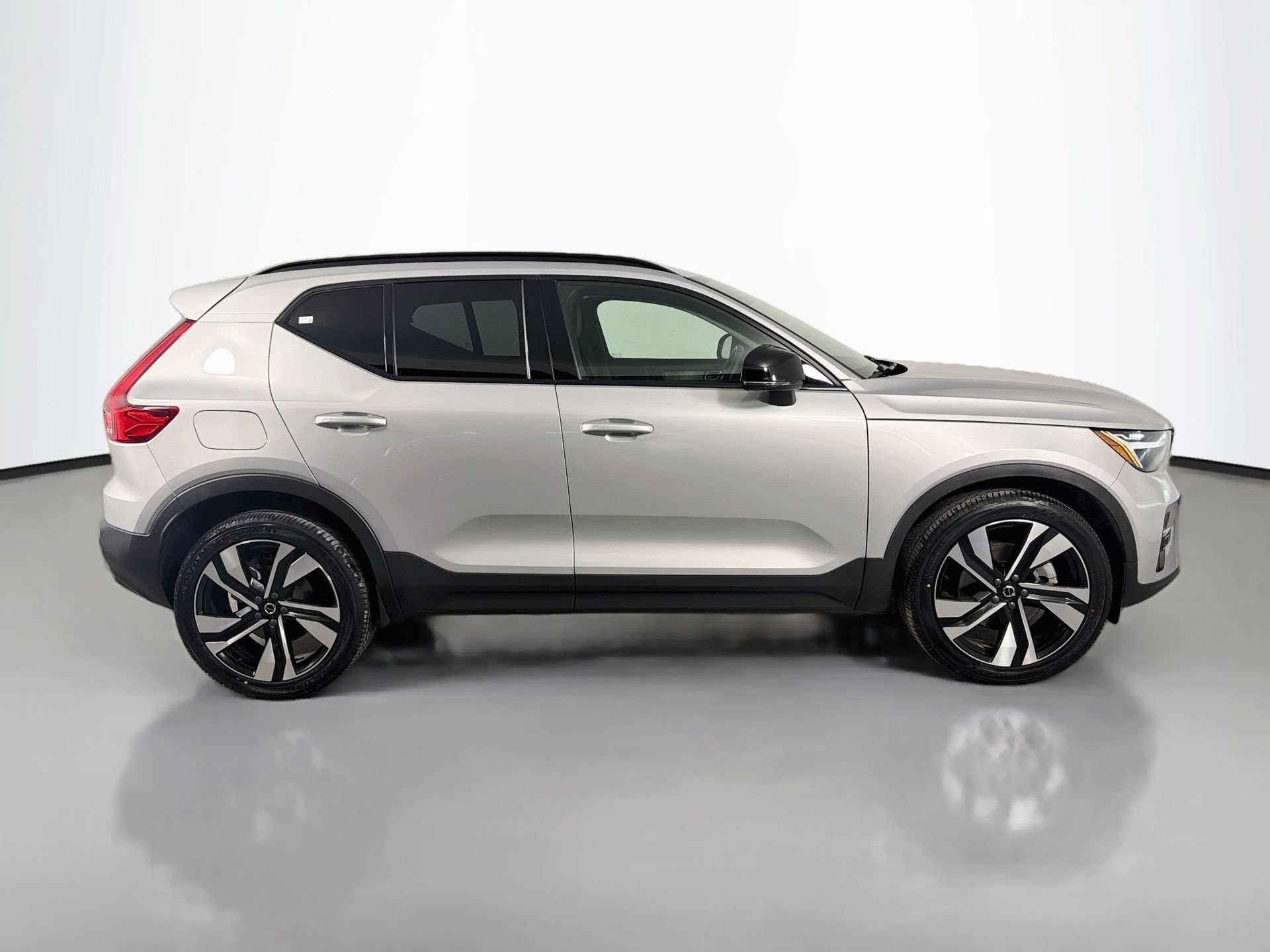 Certified 2023 Volvo XC40 B5 Plus w/ Protection Package Premier AWD/4WD image 5
