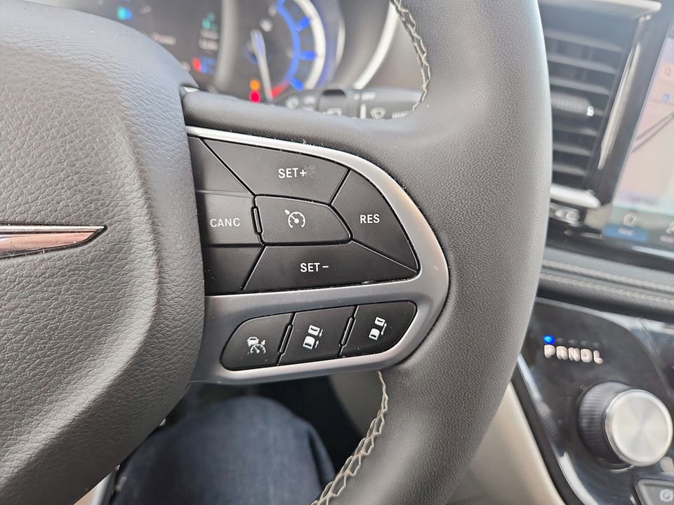 Used 2024 Chrysler Pacifica Select image 16