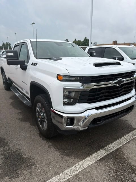 Used 2024 Chevrolet Silverado 2500 LT AWD/4WD image 3