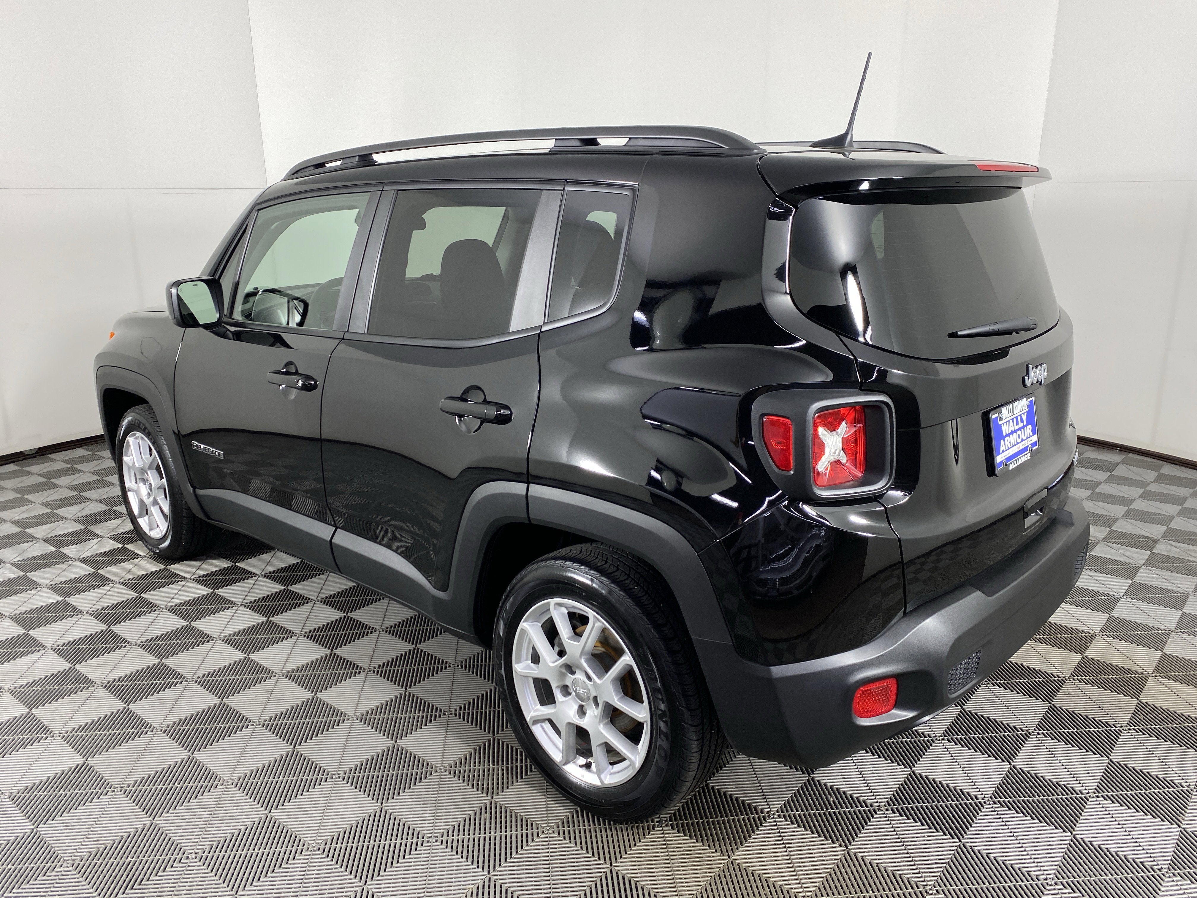 Used 2021 Jeep Renegade Latitude FWD image 8
