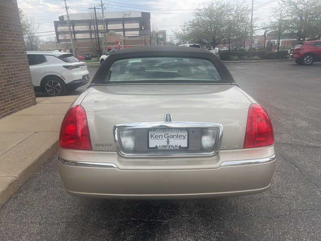 Used 2009 Lincoln Town Car Signature Limited image 6