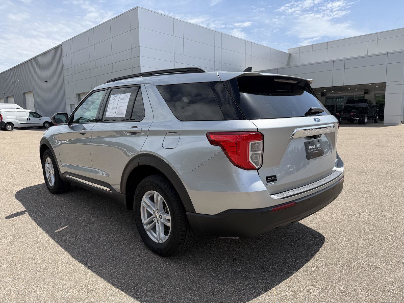 Used 2023 Ford Explorer XLT AWD/4WD image 4