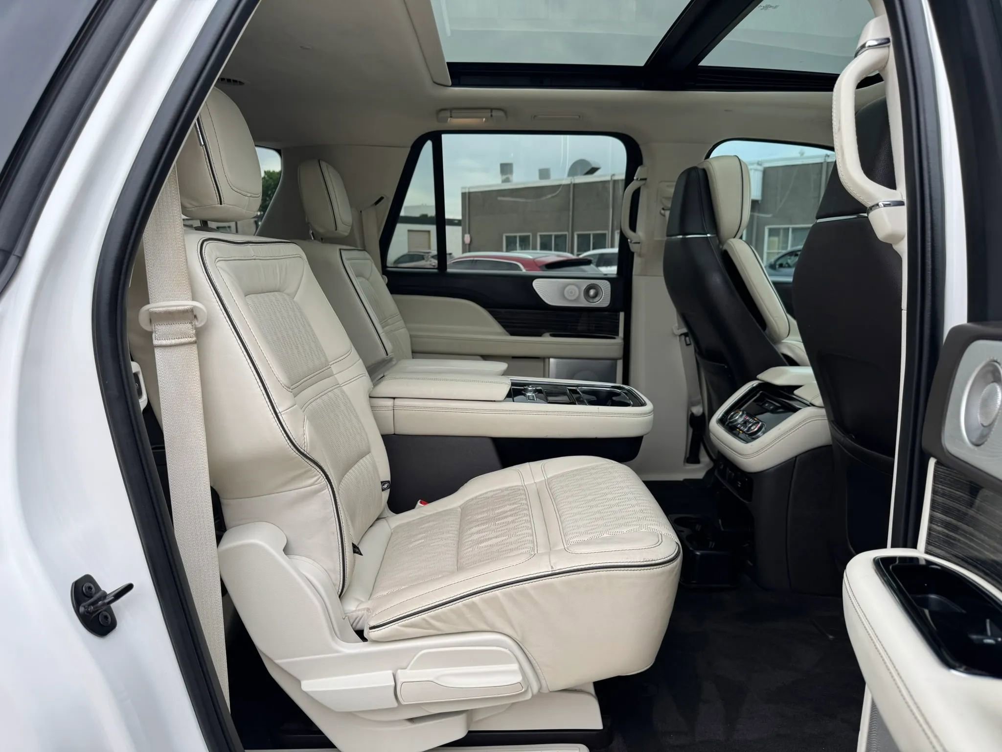 Used 2021 Lincoln Navigator L Black Label w/ Special Edition Package AWD/4WD image 31