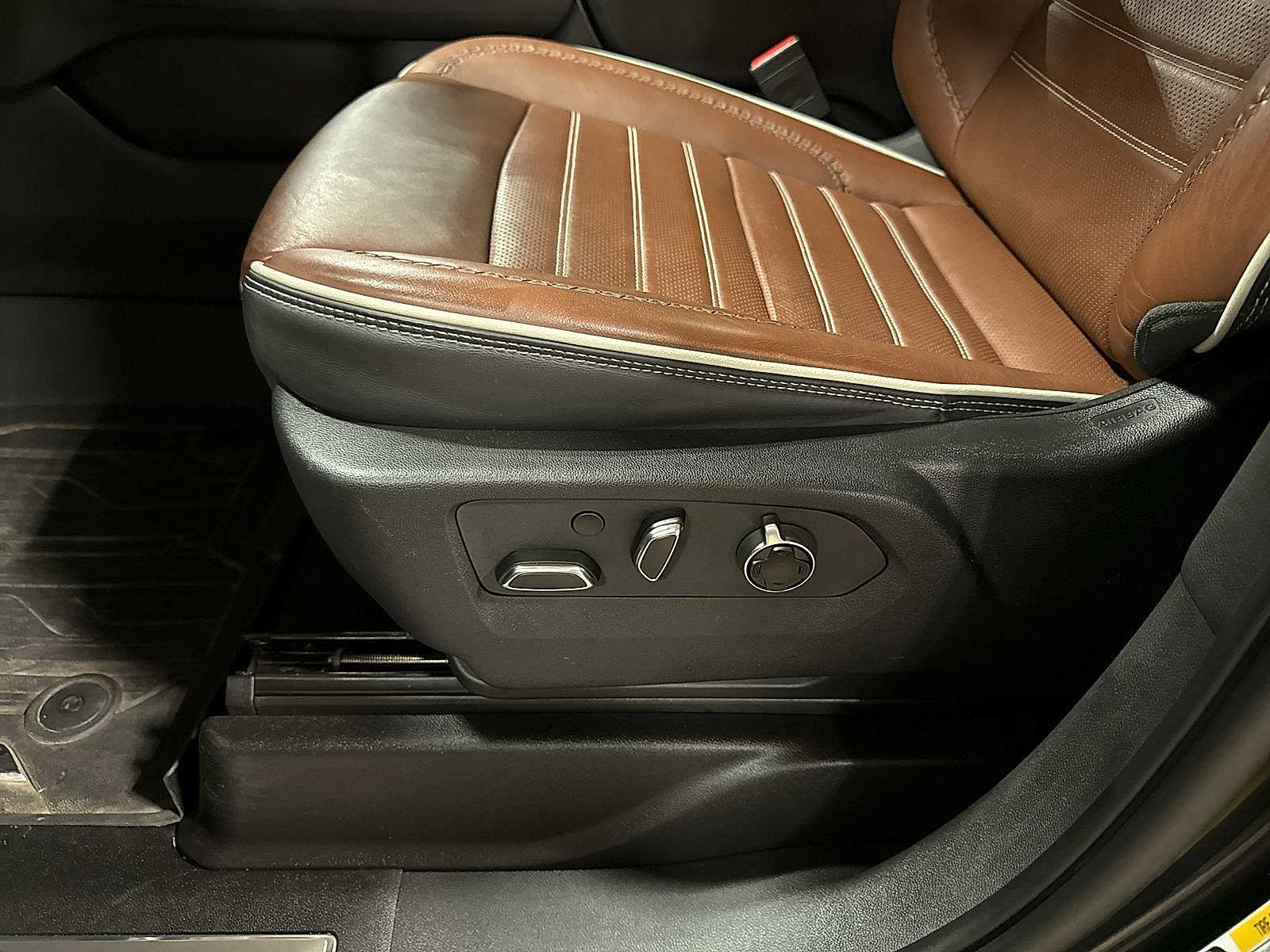 Used 2023 GMC Yukon XL Denali Ultimate w/ LPO, Floor Liner Package image 22