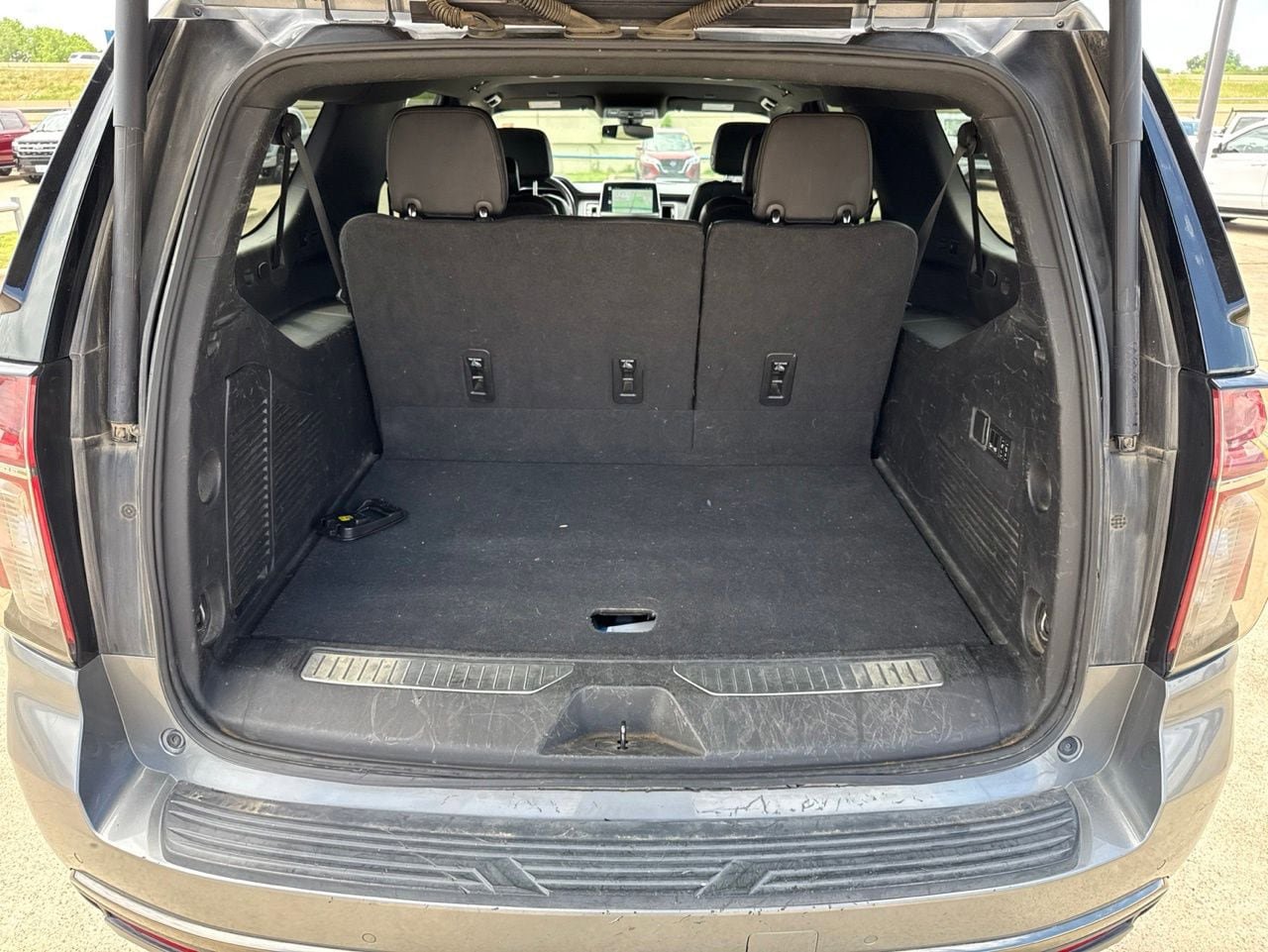 Used 2022 Chevrolet Suburban Z71 w/ Z71 Off-Road Package AWD/4WD image 9