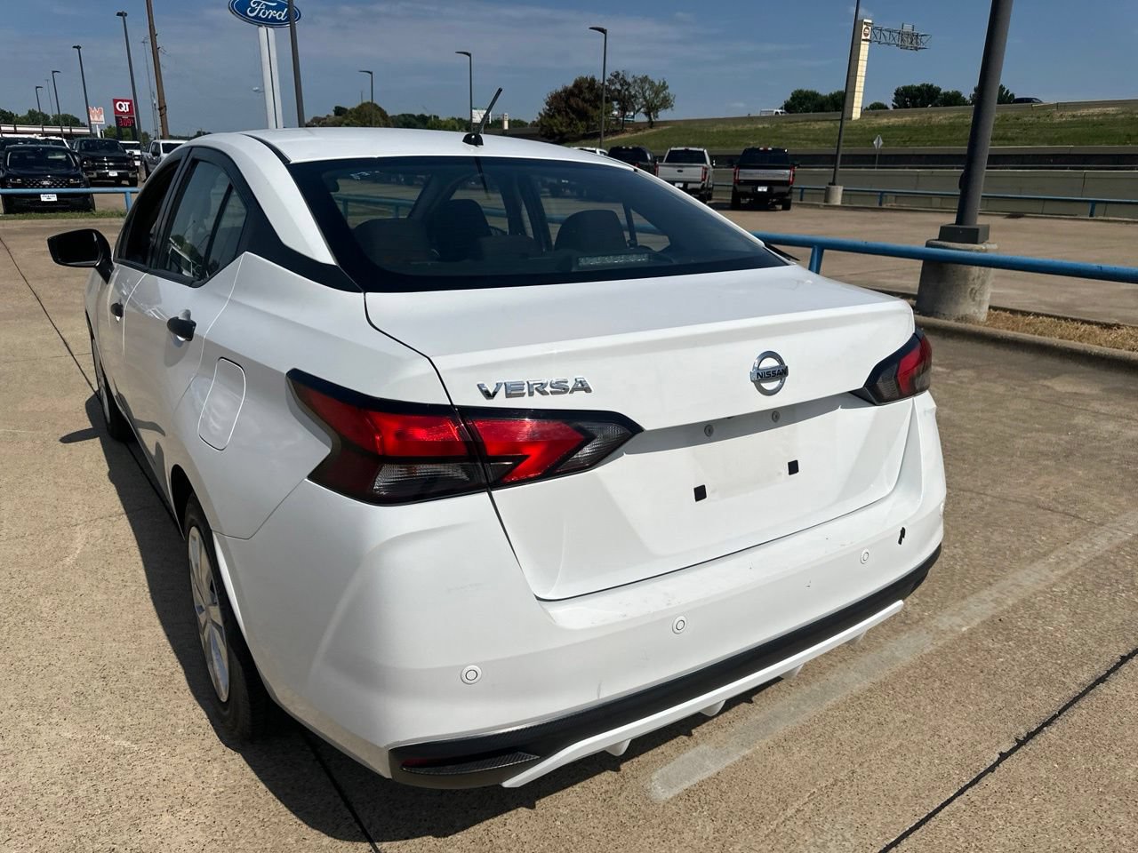 Used 2022 Nissan Versa S FWD image 9