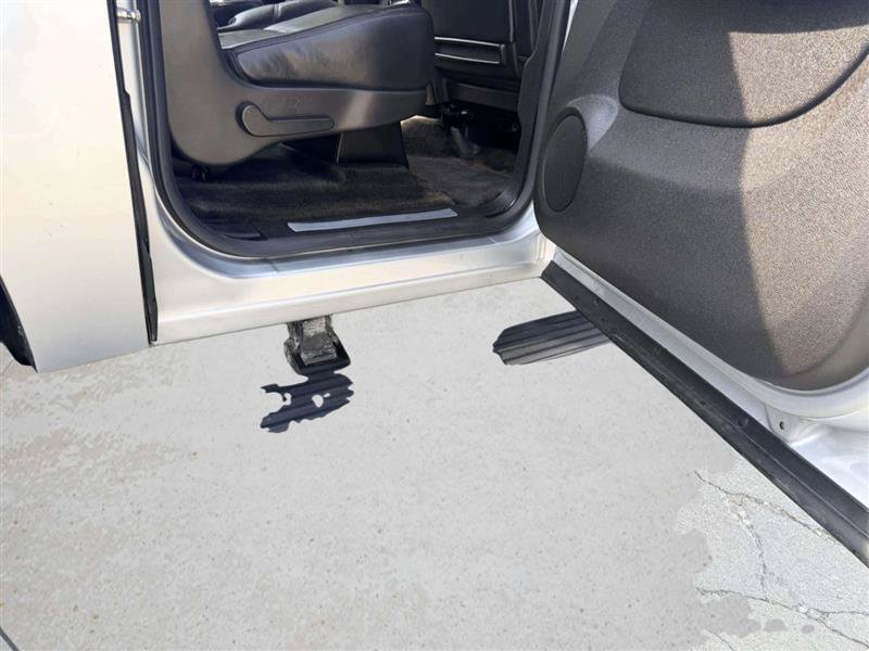 Used 2014 Chevrolet Suburban LTZ RWD image 28