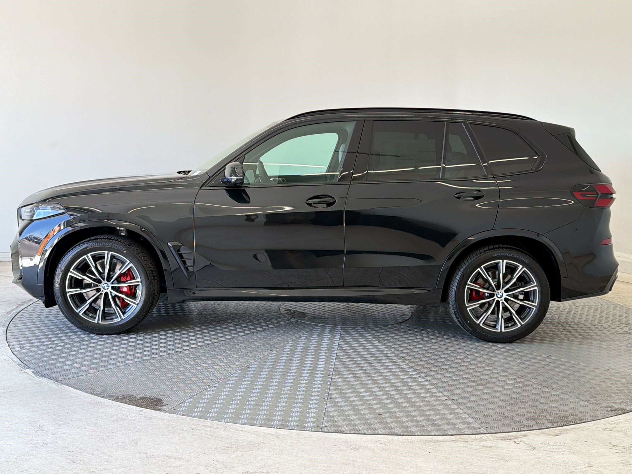 New 2026 BMW X5 xDrive40i w/ M Sport Package AWD/4WD image 2