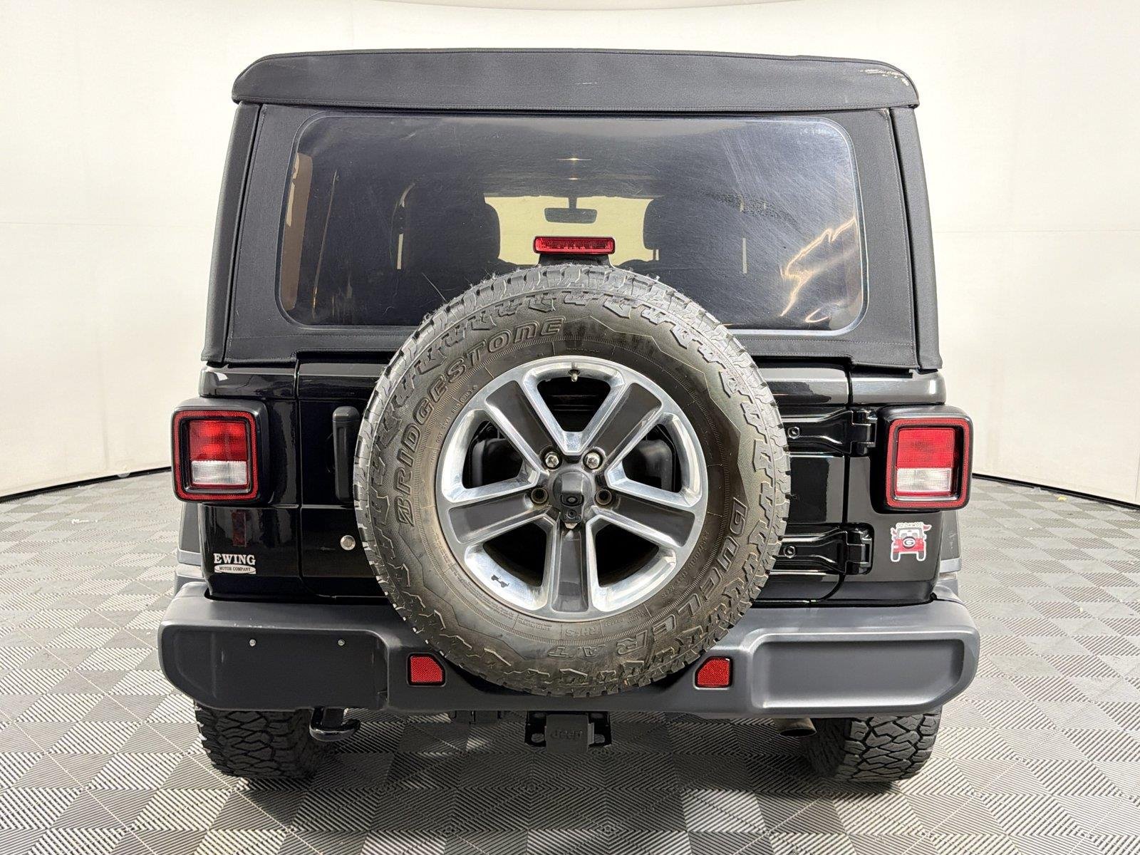 Used 2018 Jeep Wrangler Unlimited Sahara AWD/4WD image 5