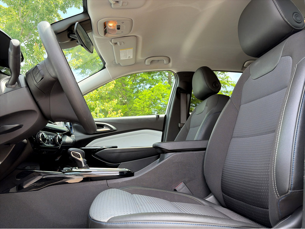 Used 2025 Chevrolet Trax LT FWD image 6