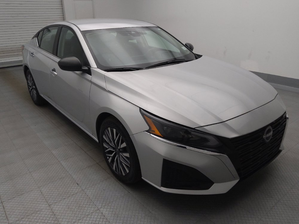 Used 2025 Nissan Altima 2.5 SV FWD image 13