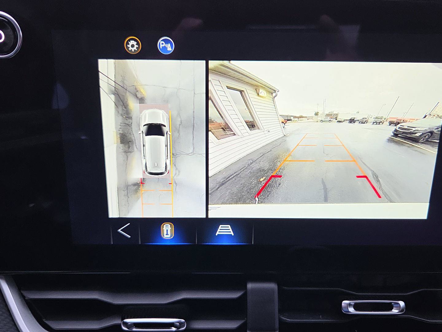 Used 2025 Chevrolet Equinox LT w/ Safety and Technology Package FWD image 11