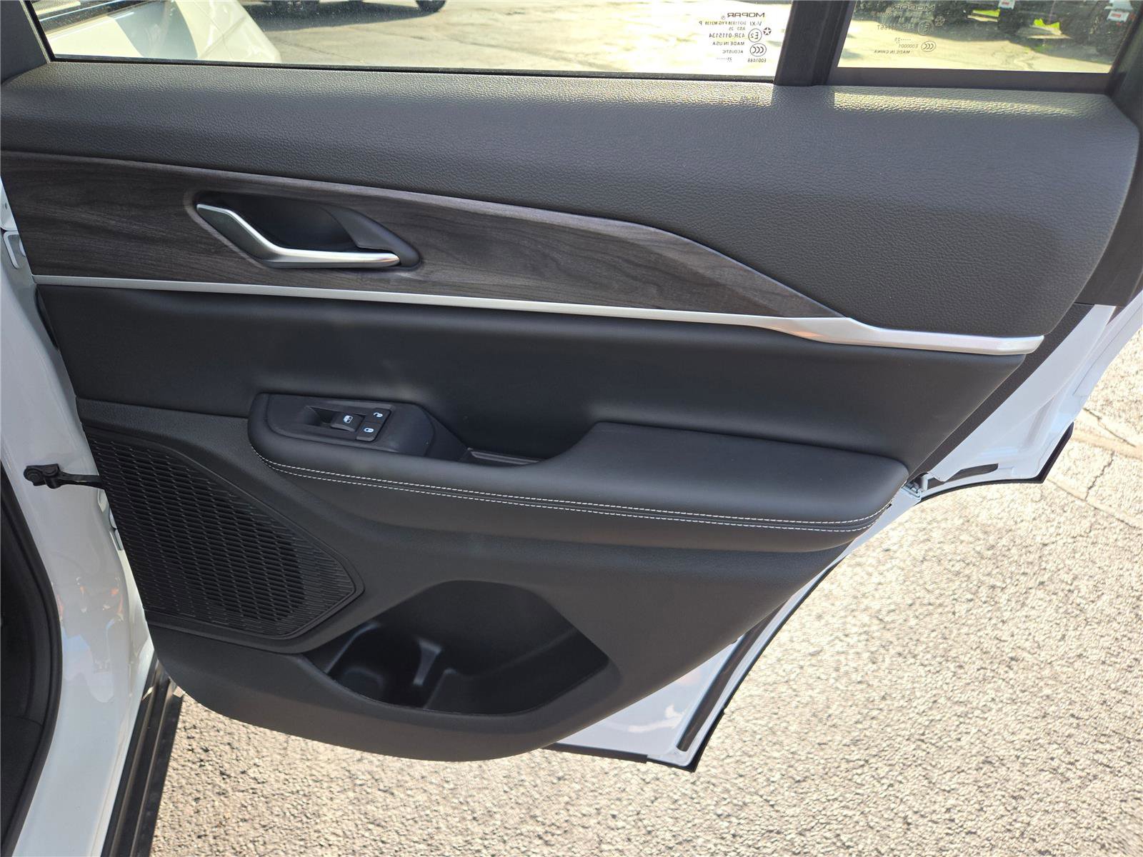 New 2025 Jeep Grand Cherokee Limited w/ Black Appearance Package image 8