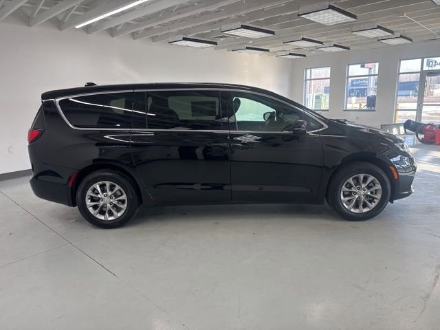 New 2026 Chrysler Pacifica Select image 9