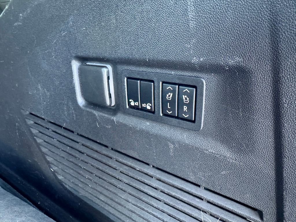 Used 2022 Chevrolet Suburban High Country AWD/4WD image 19