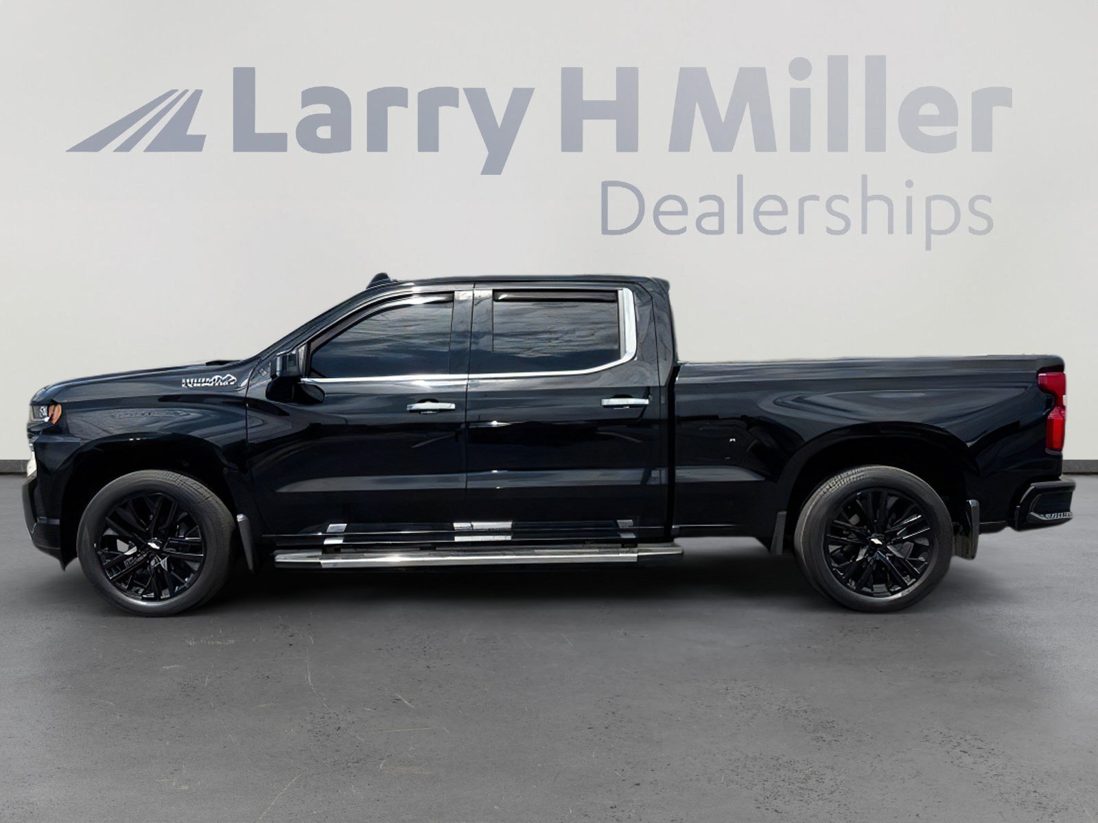 Used 2019 Chevrolet Silverado 1500 High Country w/ Technology Package AWD/4WD image 3