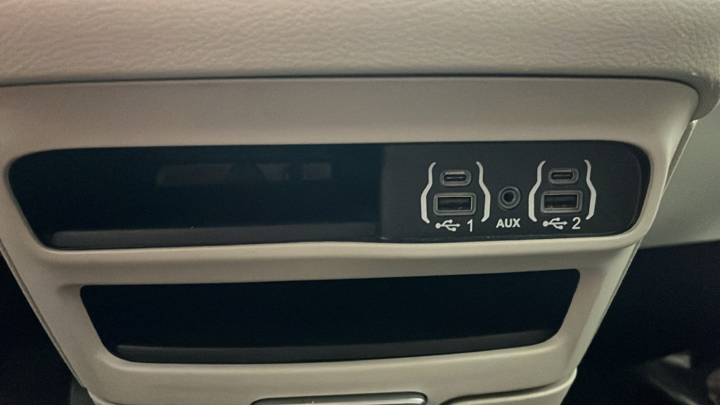 Used 2024 Chrysler Pacifica Touring-L FWD image 31