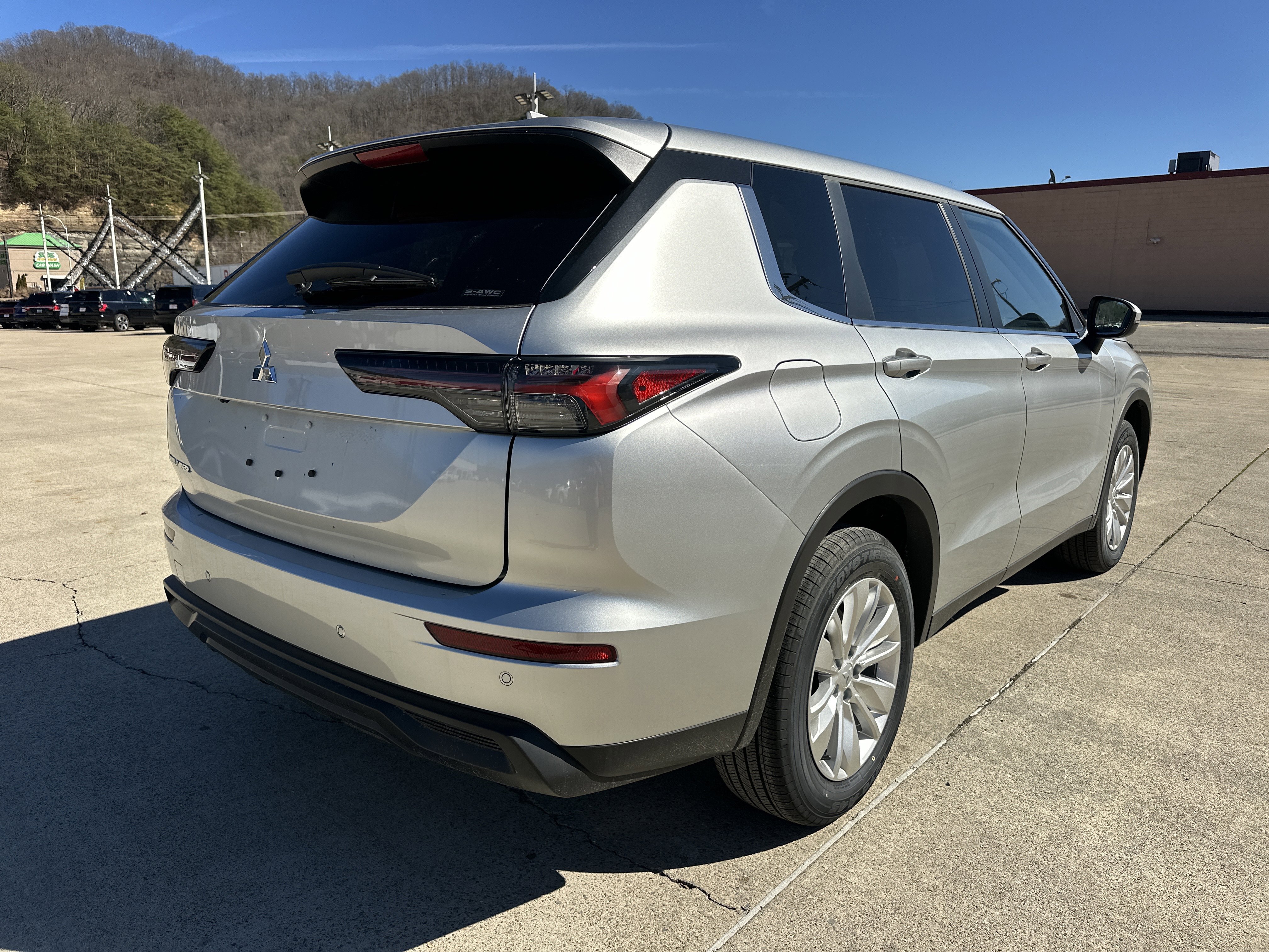 New 2026 Mitsubishi Outlander ES AWD/4WD image 2