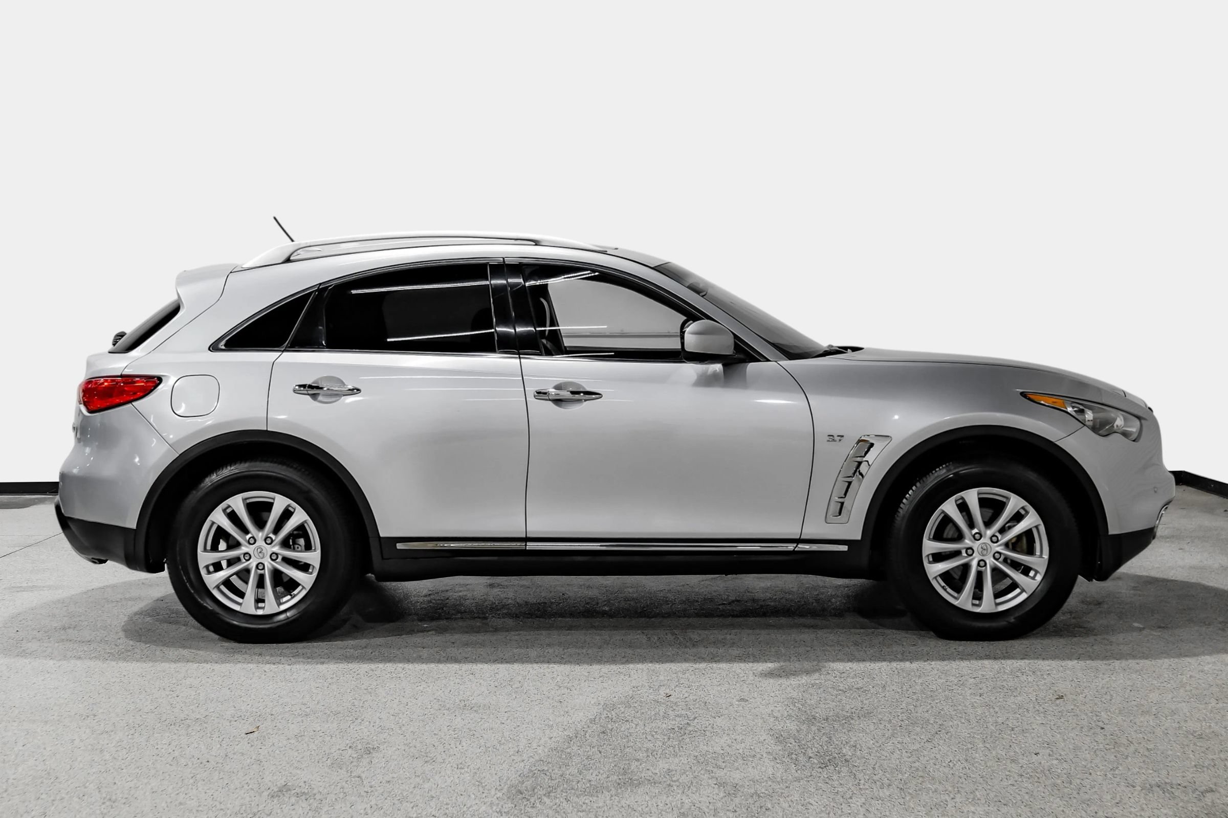 Used 2017 INFINITI QX70 AWD w/ Premium Package image 5