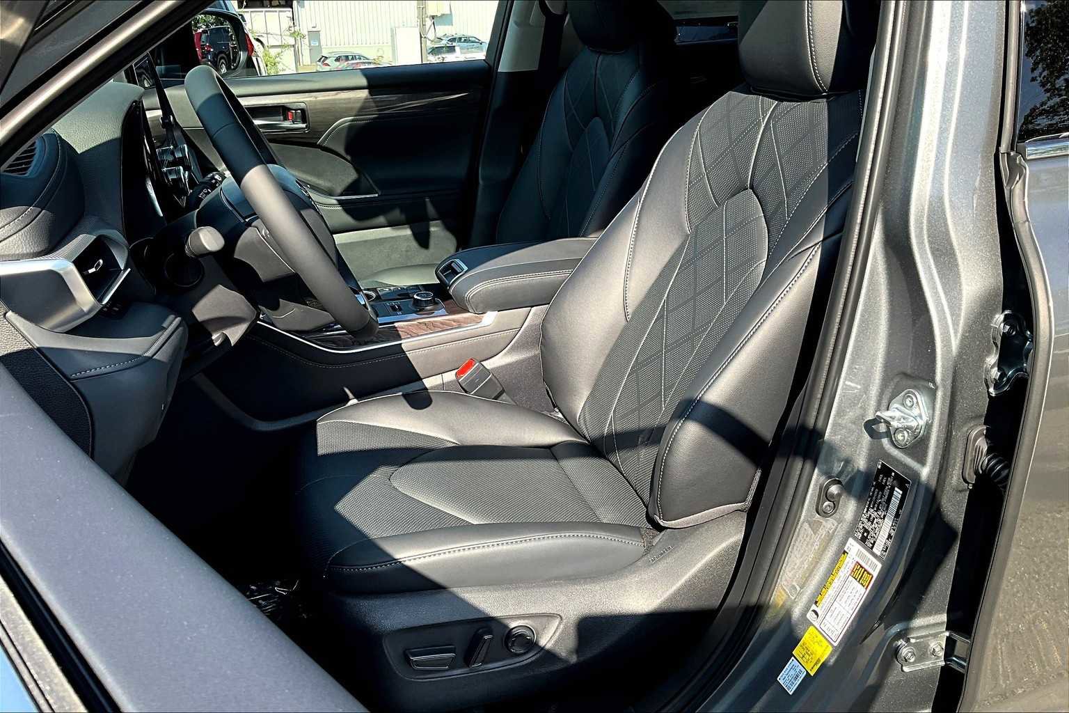 Used 2025 Toyota Highlander Platinum AWD/4WD image 9