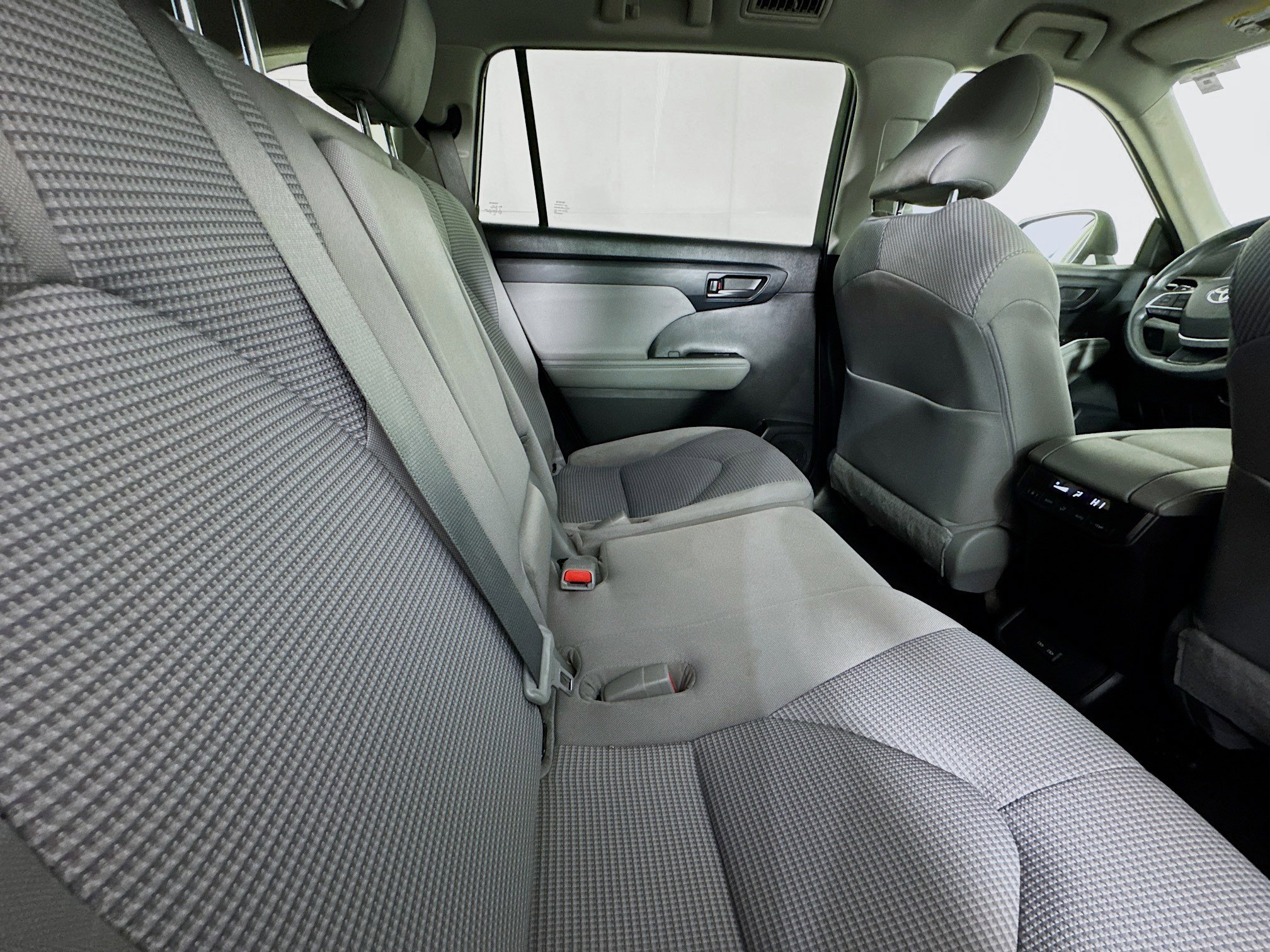 Used 2023 Toyota Highlander L image 26