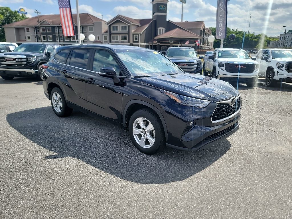Used 2023 Toyota Highlander LE FWD image 1