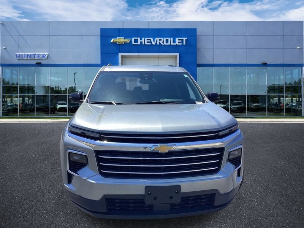 Used 2024 Chevrolet Traverse LT FWD image 3