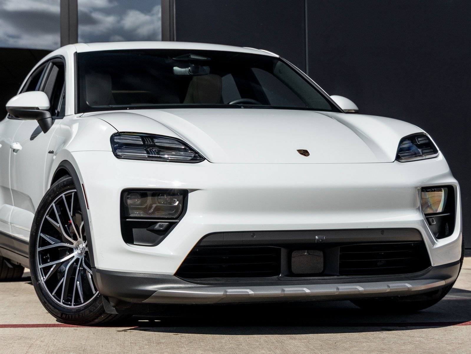 Certified 2025 Porsche Macan 4S Electric image 9