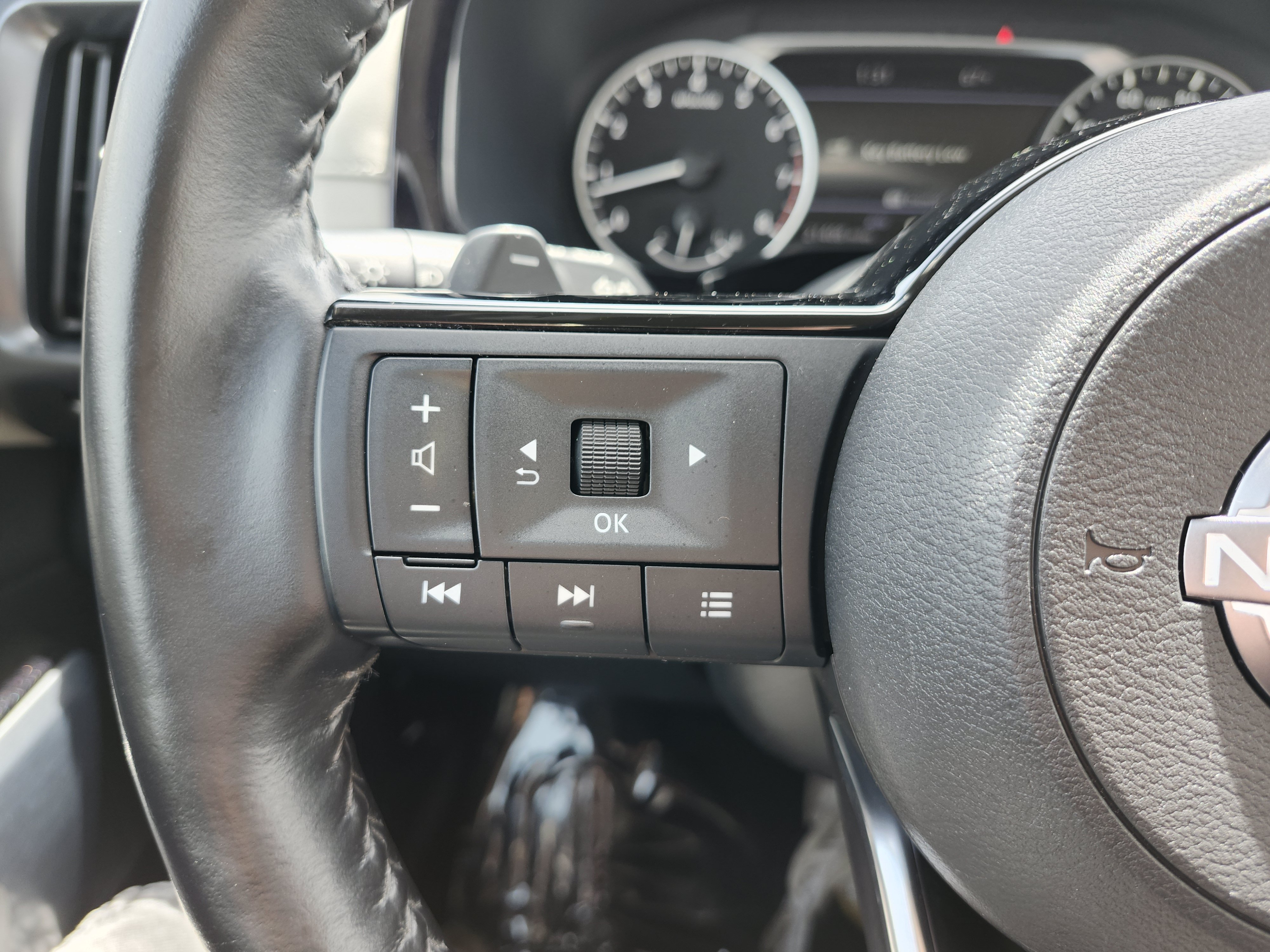 Used 2023 Nissan Pathfinder SL AWD/4WD image 38