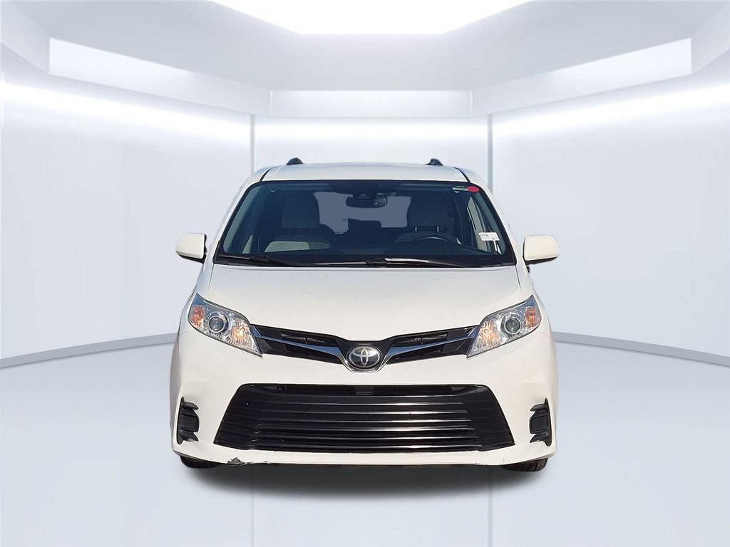 Used 2018 Toyota Sienna LE w/ Carpet Mat Package FWD image 8