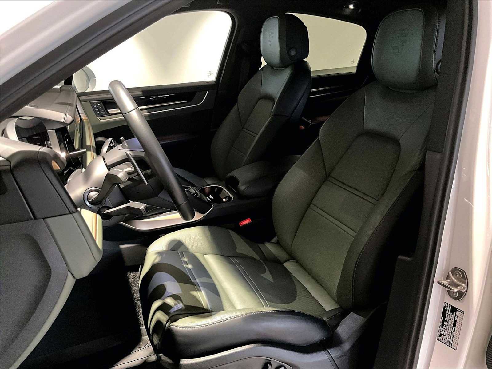 Used 2025 Porsche Cayenne Coupe image 8